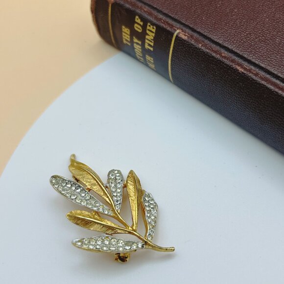 Vintage Signed Coro Gold Tone Leaf Brooch with Rhinestones - Picture 4 of 5